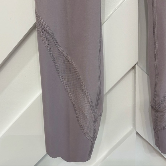 Lululemon Light Purple Scalloped Mesh Leg Leggings Size 2 - Picture 4 of 6